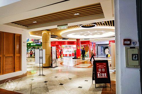 在魔都这家潮牌娃娃机店里，我竟然花了五块钱抓了个AJ