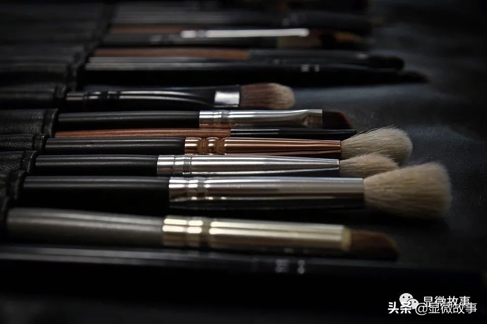 小镇青年月薪4000背过万的包,月薪4000的小镇青年