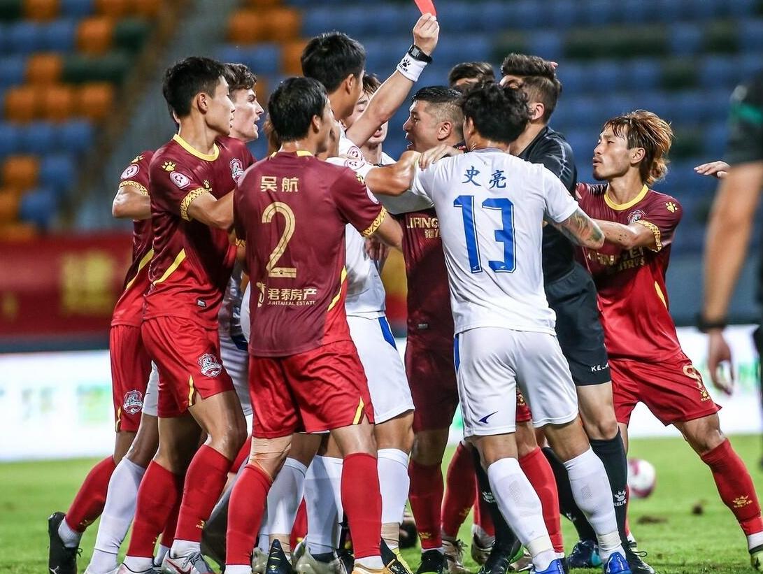 中甲赛场因争议判罚爆发冲突过程,中甲裁判判罚引冲突后续