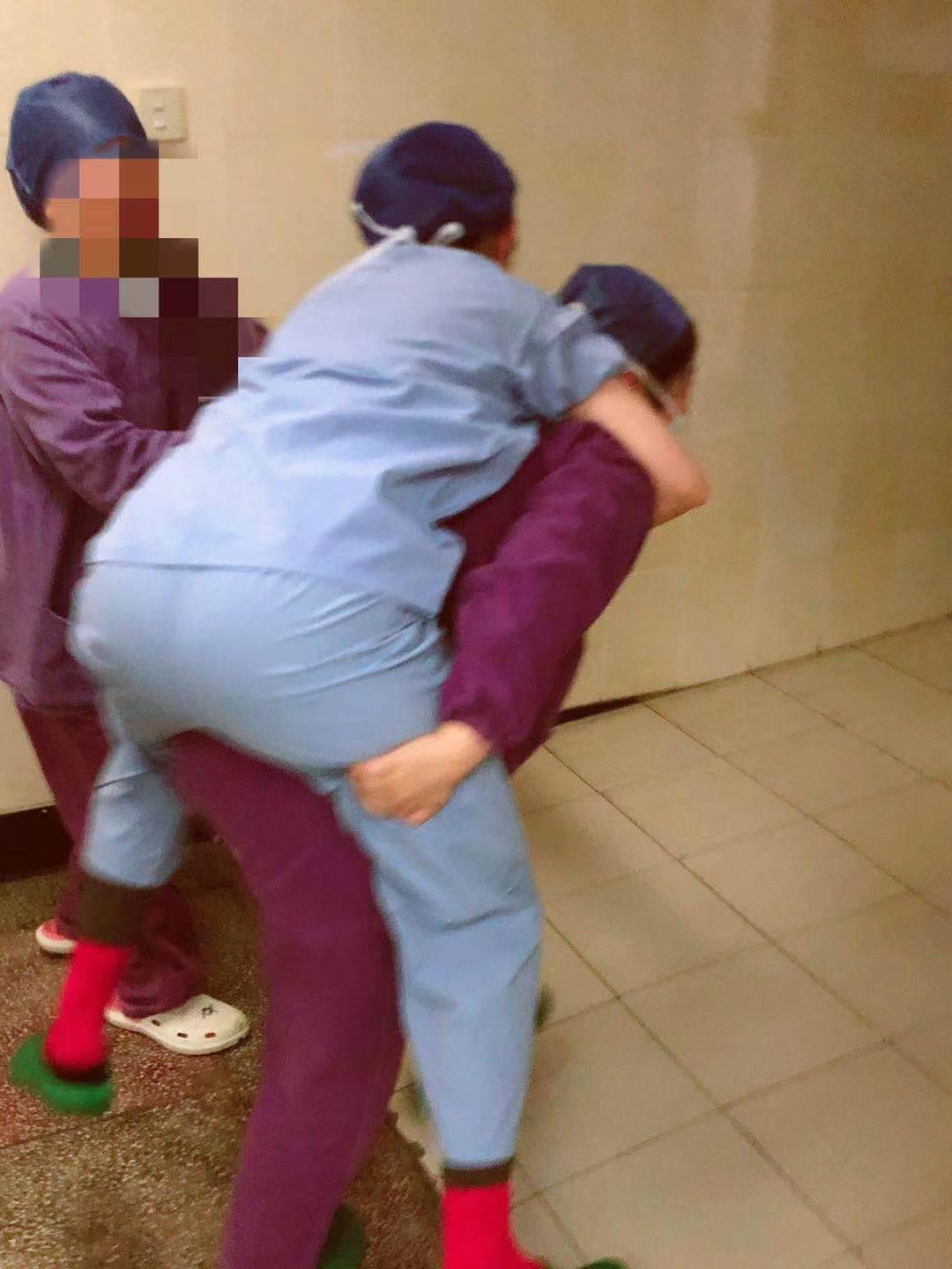 手术室护士在台上晕倒了,医生在手术台晕倒视频