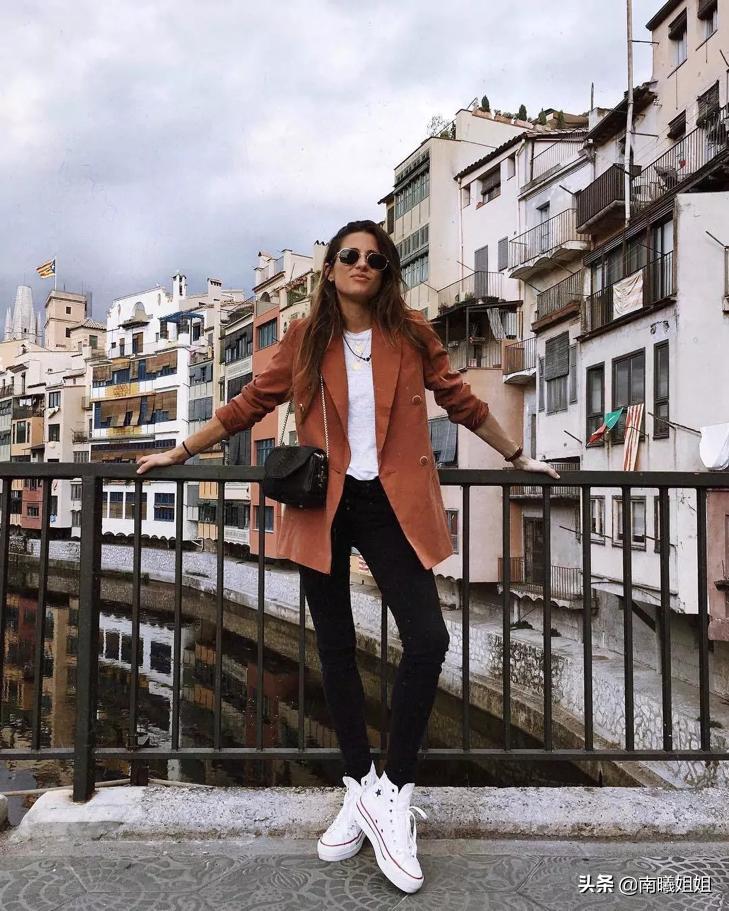 小黑西装怎样搭配好看,五十岁女人穿小黑西装怎样搭配