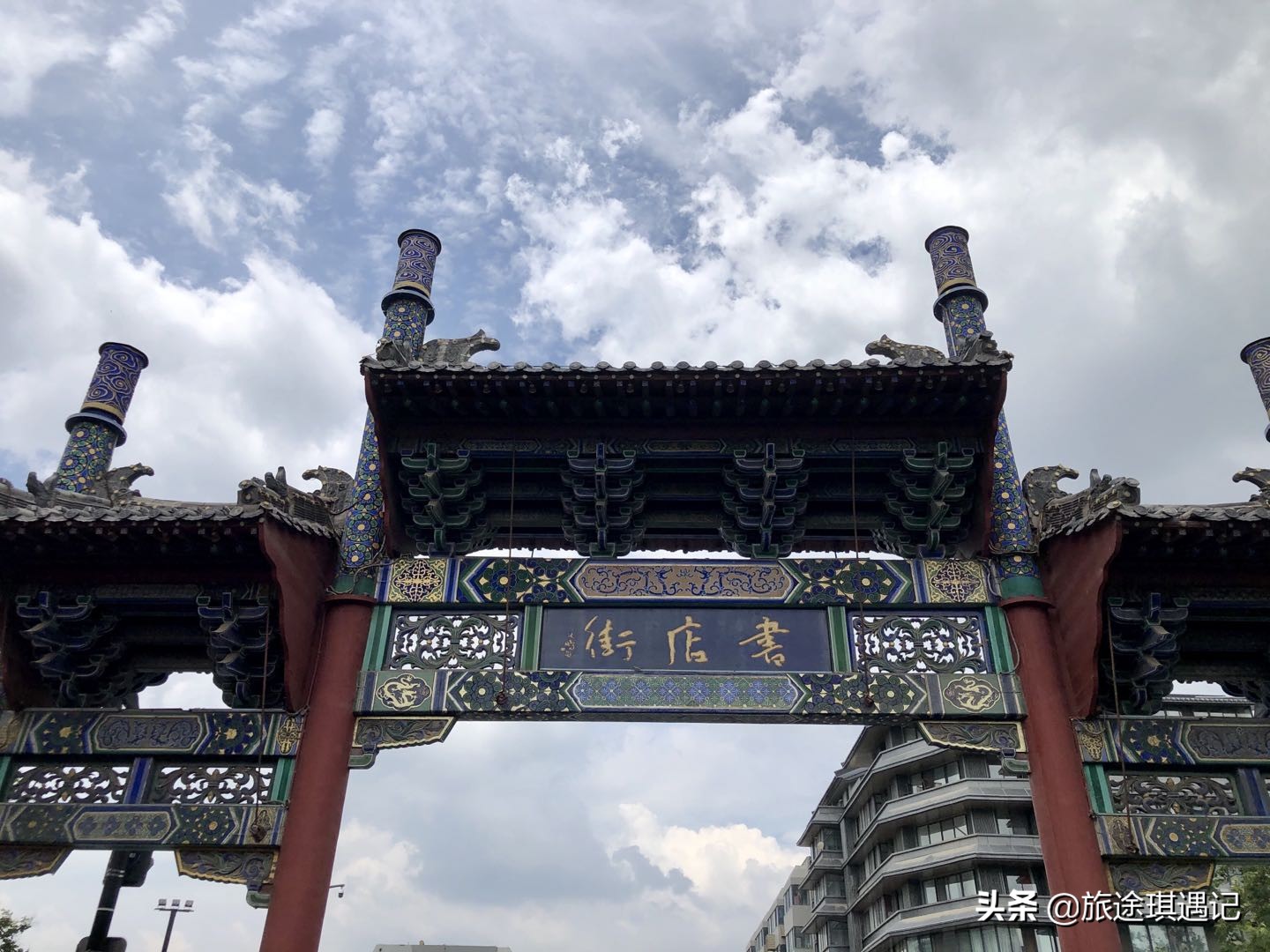 开封真正的千年老街，随着商业化入侵，老书店能否战胜铁板鱿鱼？