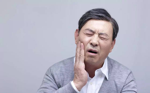 频繁的口腔溃疡是口腔癌的前兆吗,口腔溃疡数周未愈警惕口腔癌