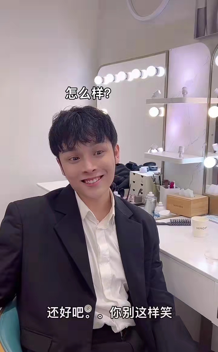 小猪先生终于官宣领证！不忘带货送香水，还戴假戒指晒照被群嘲