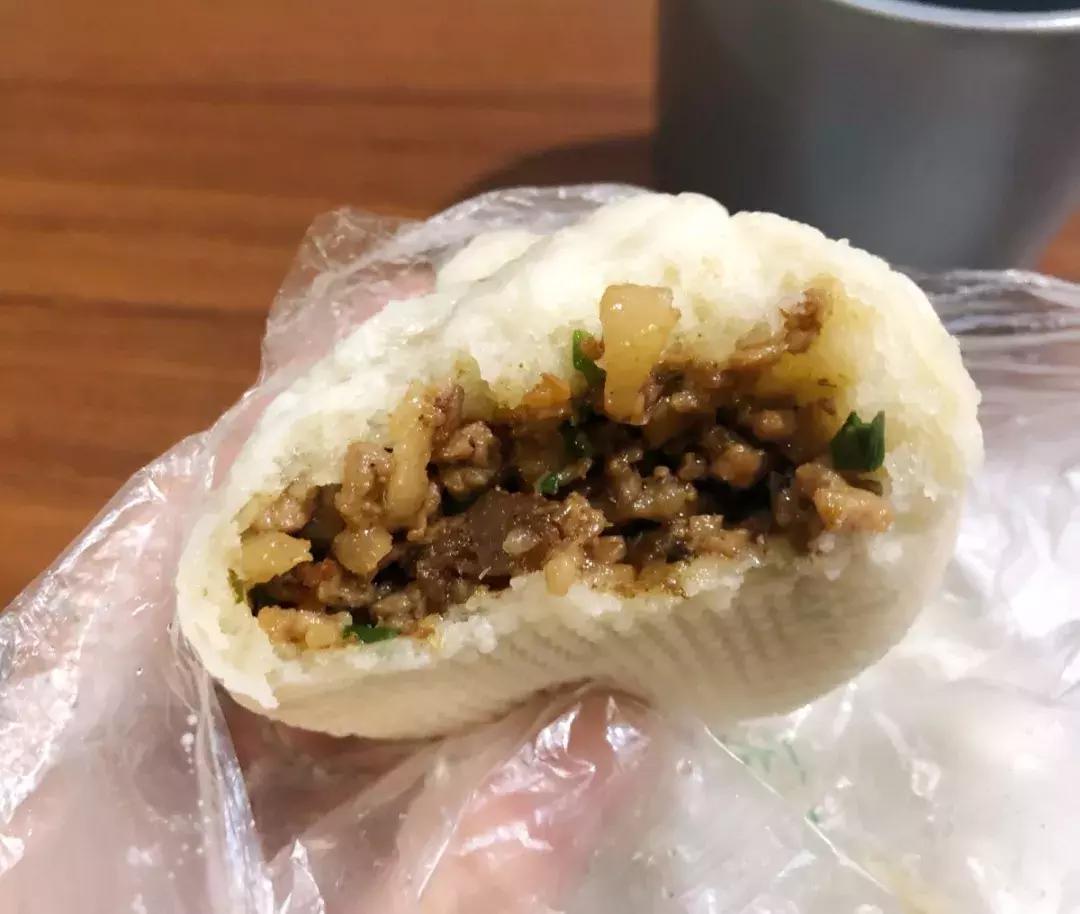 “老板儿，来十个包子，肉的哈~”都江堰人的早晨从这口油滋滋开始，这8家包子店，你最钟意哪家？