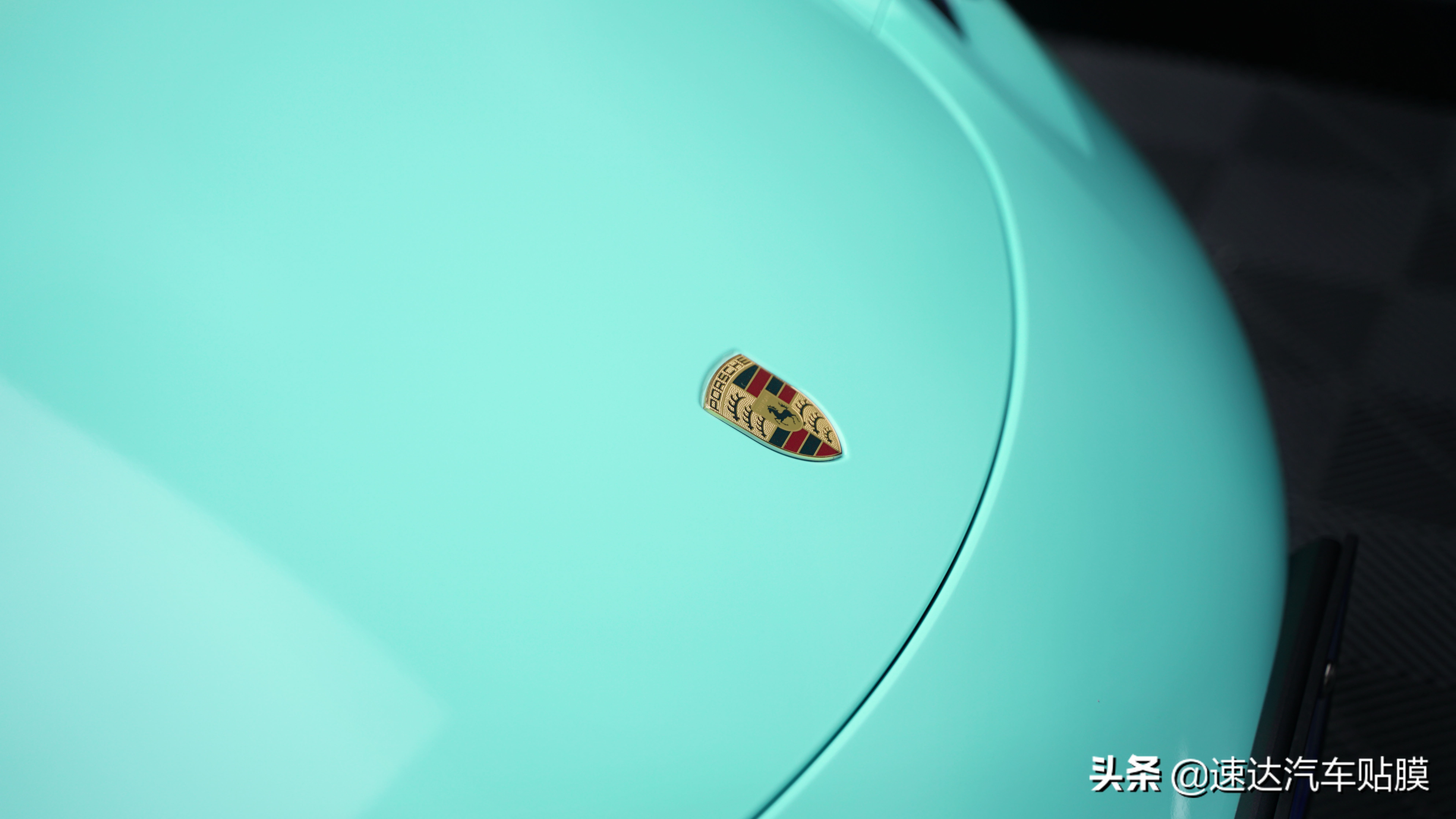 新车贴膜多久才能开窗,汽车贴膜以后多久能开窗