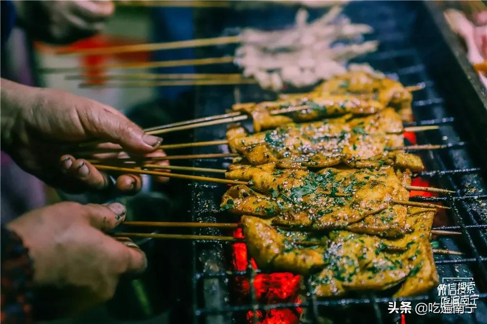 南宁路边夜市美食排行榜,南宁深夜路边摊鲜肉粉