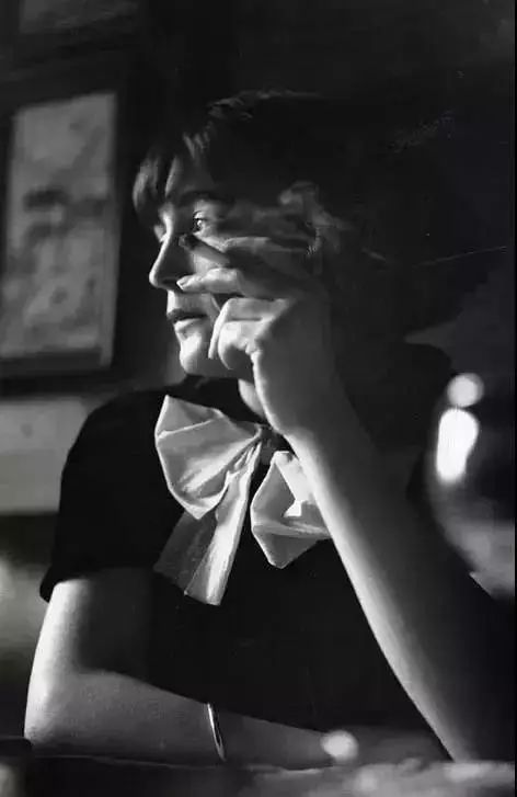 她在*灯区红**长大，爱已婚男，嫁小20岁鲜肉，却成了惊艳世界的歌手