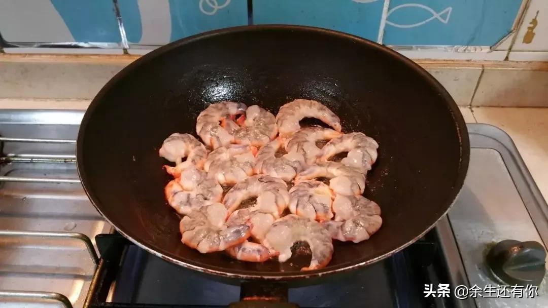 葱爆虾仁怎么做好吃视频,葱爆虾仁的最正宗做法