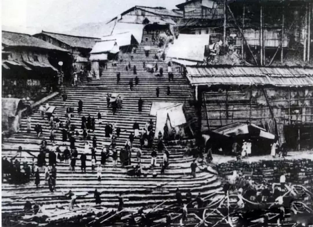 星巴克的小资还真比不过嘴里喊着“宝批龙”的重庆人