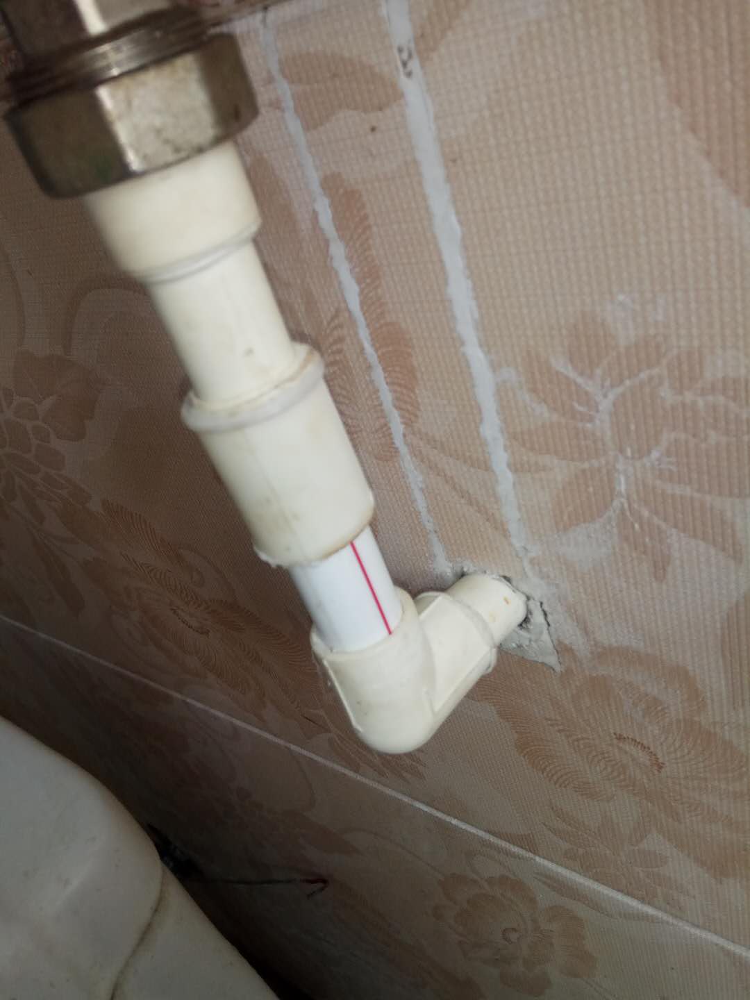 暖气管子弯头漏水简单补救,ppr水管热熔接头漏水怎么办