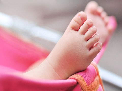 2岁宝宝总爱光脚丫满屋子跑，父母担心生病，看看医生怎么说？