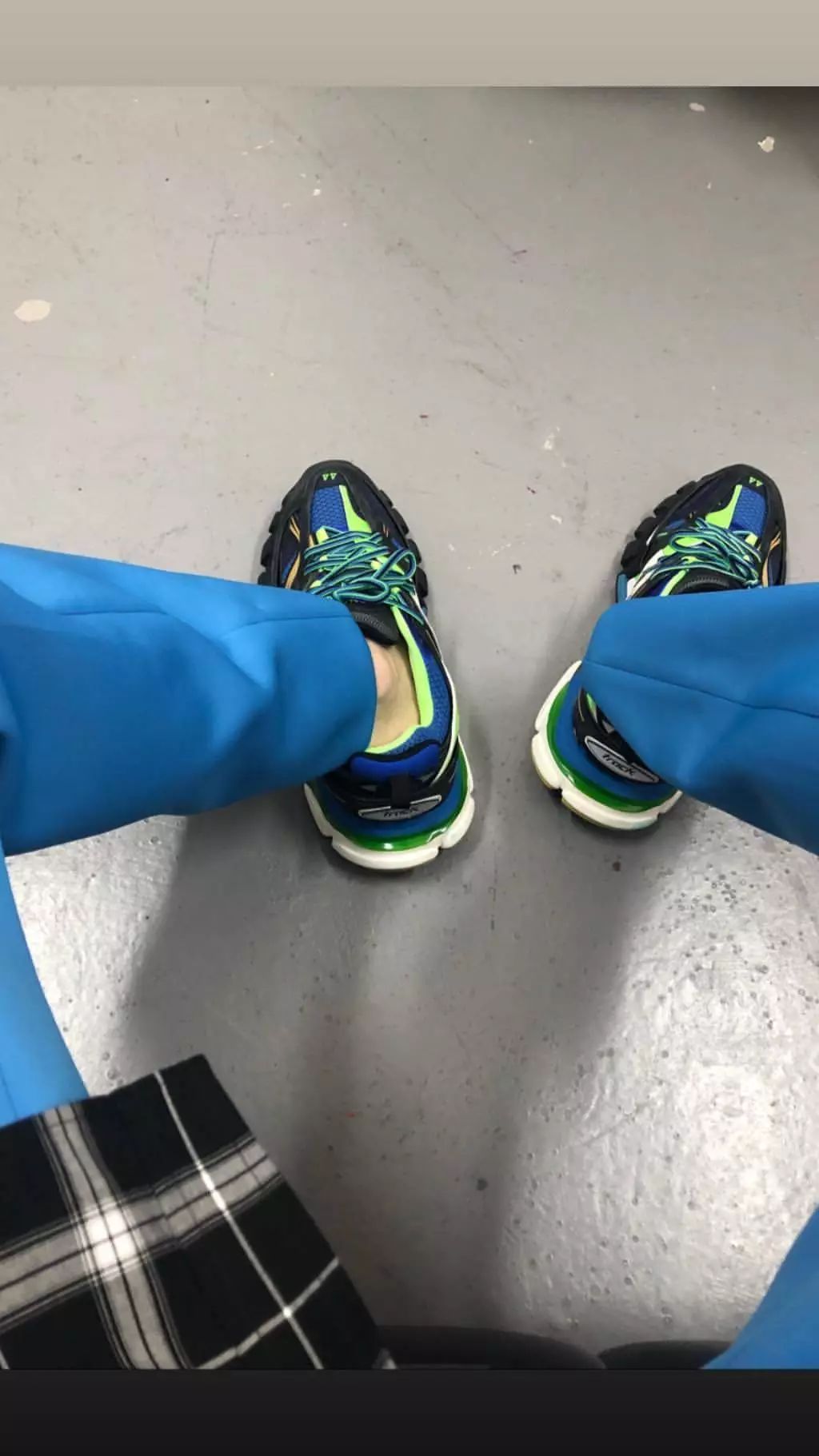 老了以后的白敬亭,白敬亭奶蓝小白鞋