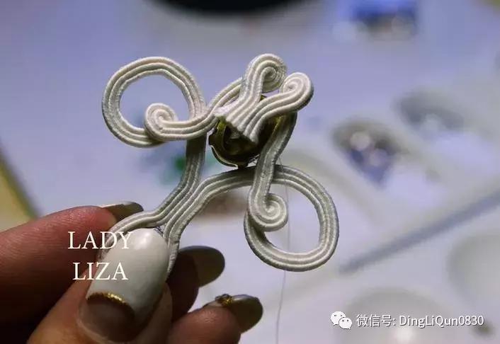 珍珠手工串珠教程,串珠教程简单优雅的s型珍珠耳坠