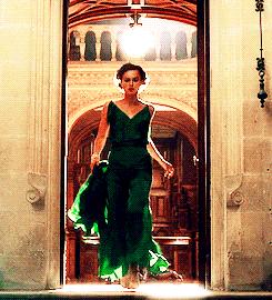 在家也穿正装,在家也天天穿校服