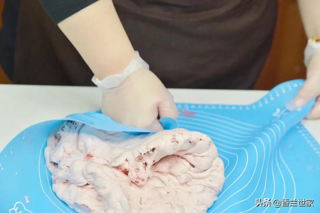 「香兰教程」熬糖版牛轧糖，这样做的牛轧糖好像草莓味的云朵