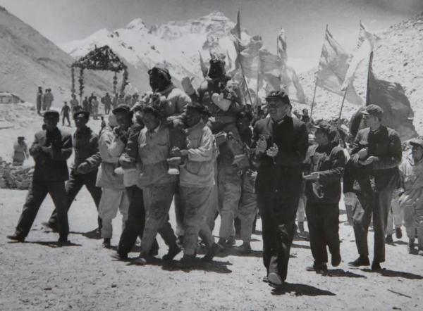 1960年登顶珠穆朗玛峰纪录片,1960年登顶珠穆朗玛峰队员