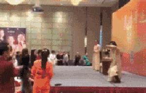 搞笑gif开心一刻,搞笑gif爱情来得太突然了