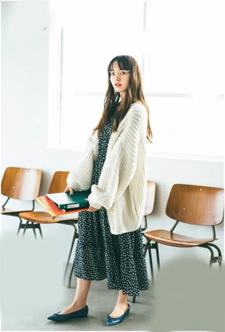 一条花裙怎么开启浪漫春天,用一条花裙子开启浪漫春天