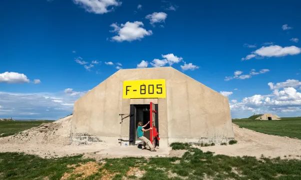 疫情肆虐，穷人无处可逃，富人们订私人飞机，请私人医生检测