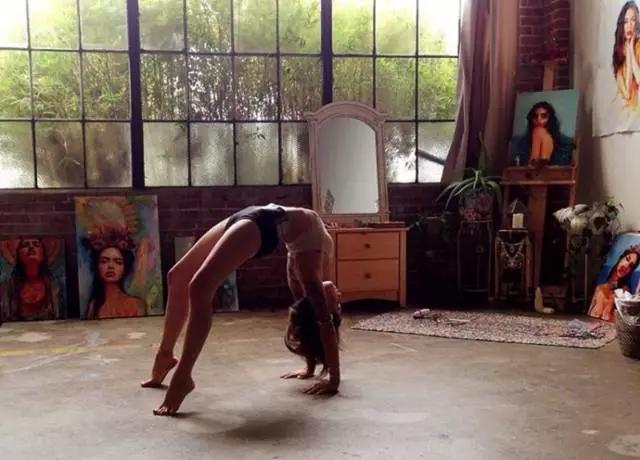 她画出的画惊艳四方,她笔下生辉画风堪比梵高