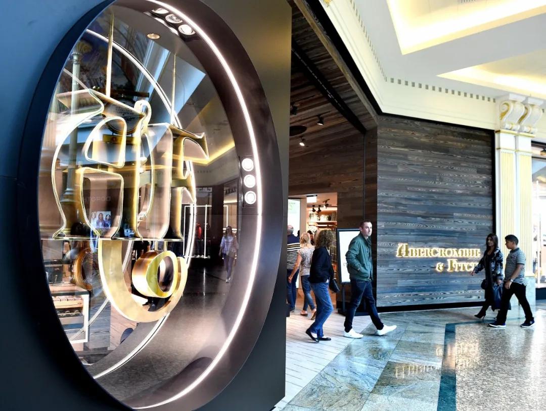 COS换logo引争议；北京SKP回应被投诉卖假货