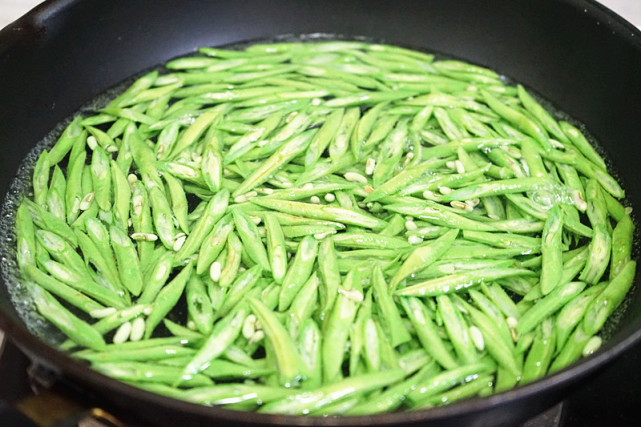 豇豆这样做脆嫩爽口开胃下饭,爆炒素豇豆的做法大全家常
