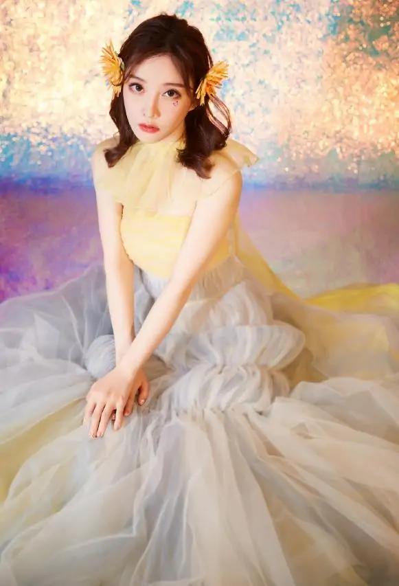 冯提莫蕾丝吊带露背连衣裙,冯提莫惊艳美女