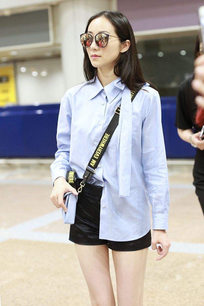 36岁韩雪机场条纹短裤坐姿,36岁韩雪气质百变台上造型御姐