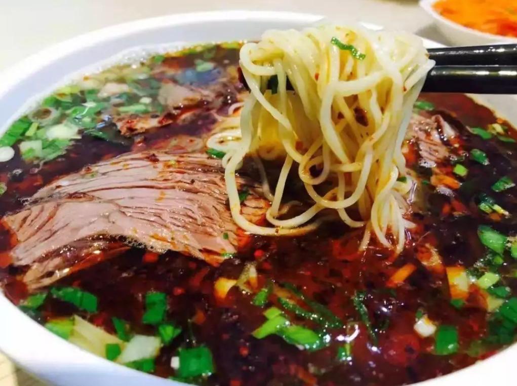 真正好吃的饭店绝不开分店，面随汤走，美味不可复制的兰州牛肉面
