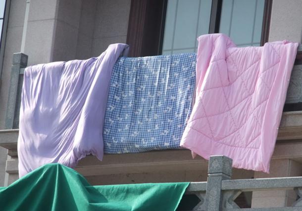 一般晒被子晒多长时间最好,晒被子用错方法不仅白晒还毁被子