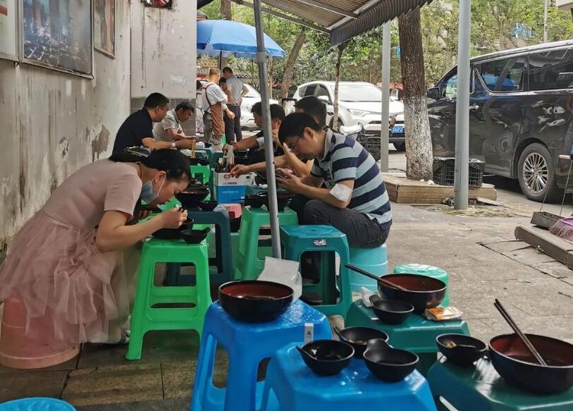 成都最火的板凳面,成都最牛鳝鱼面100块