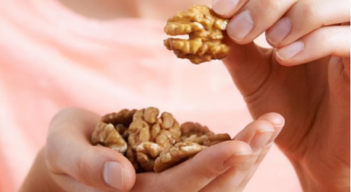 长期吃核桃对人身体有什么好处,经常吃核桃对身体有什么好处