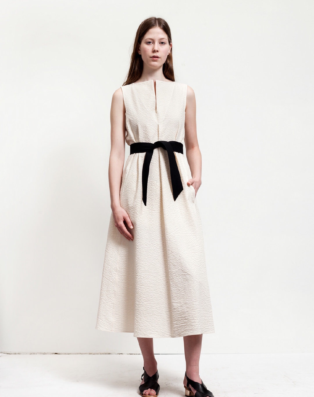 完美通勤穿搭｜18个性冷淡风极简主义品牌