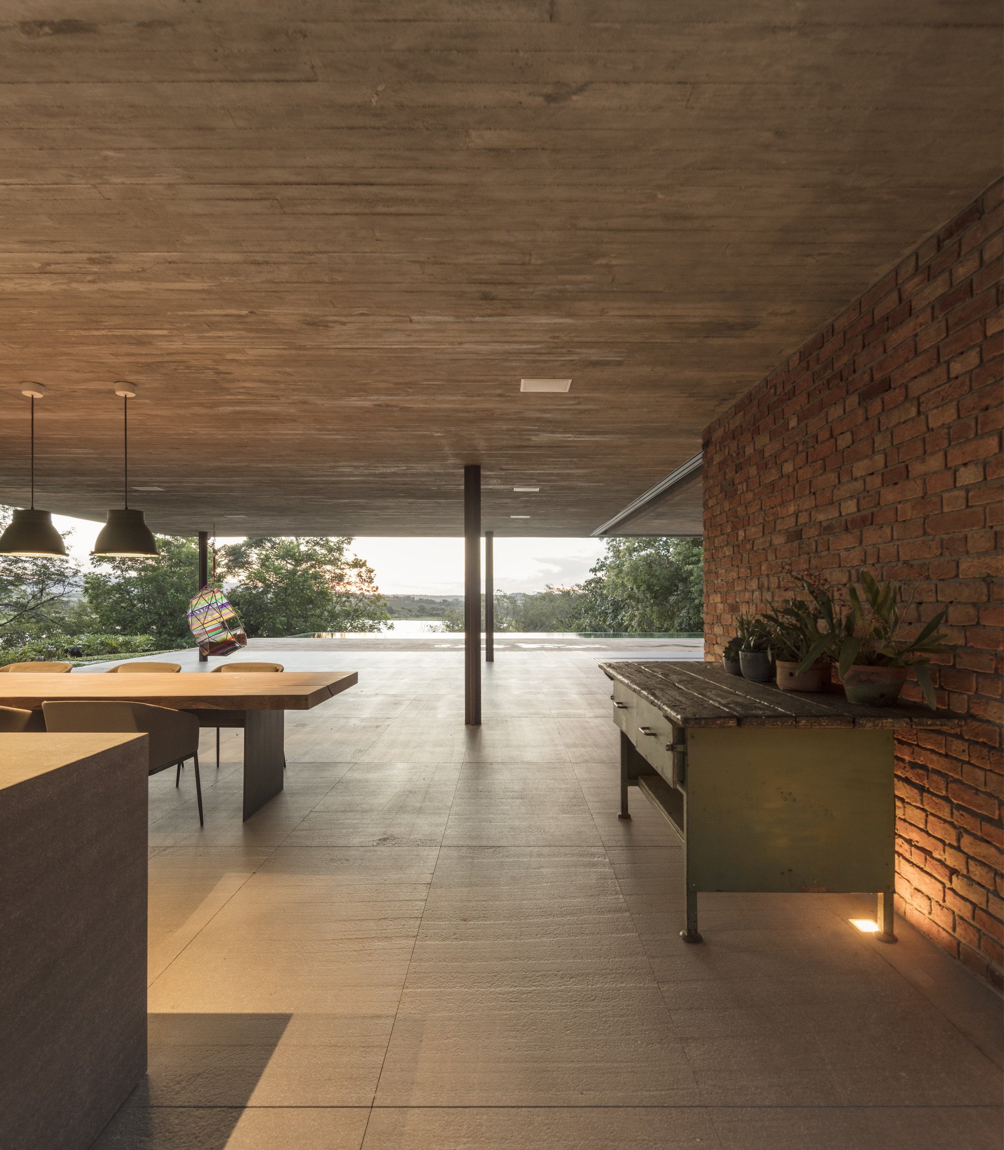 1000m²屋顶满种绿草，消隐在田园水光里的家