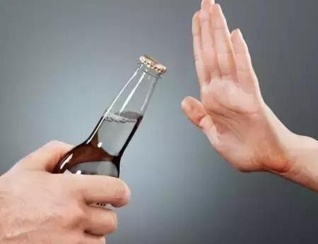 不喝酒如何在酒桌上轻松应对,酒桌上怎么推辞喝酒不失礼节