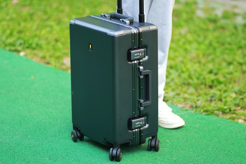 地平线8号行李箱20寸能装多少东西,地平线8号level820英寸行李箱