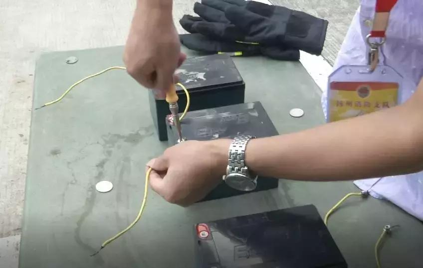 电动车充电口会有火花影响电瓶吗,电动车充电时会不会电人