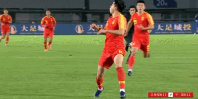 国足庆祝胜利的视频,国足赢了搞笑视频