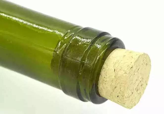 葡萄酒上为什么会有两个小孔,葡萄酒瓶盖有针孔
