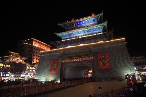 这座城以夜市美食闻名，传承千年彻夜灯火，通明人山人海