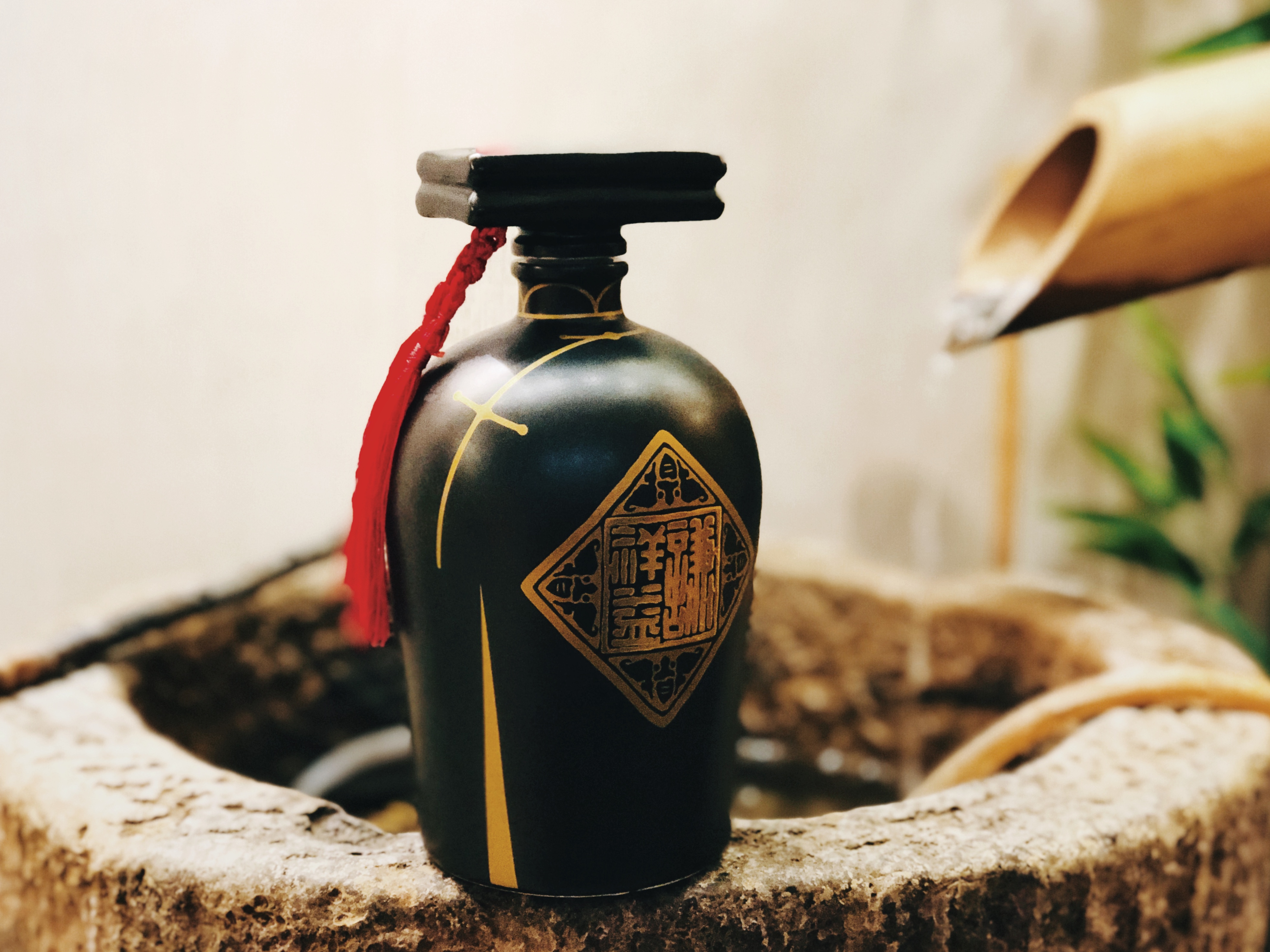 谦之品丨一杯酒，让一切归哏