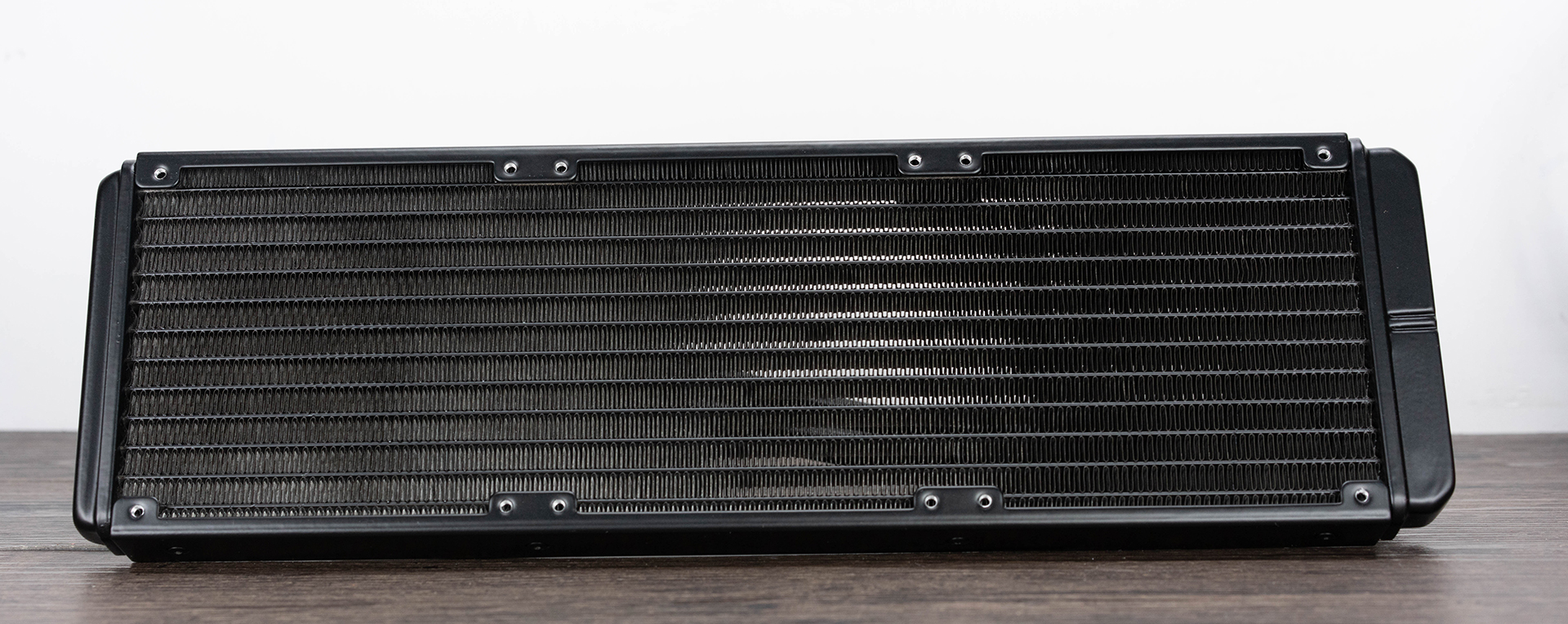 入手十二核旗舰就能爽了？你还缺一个强悍的360水冷