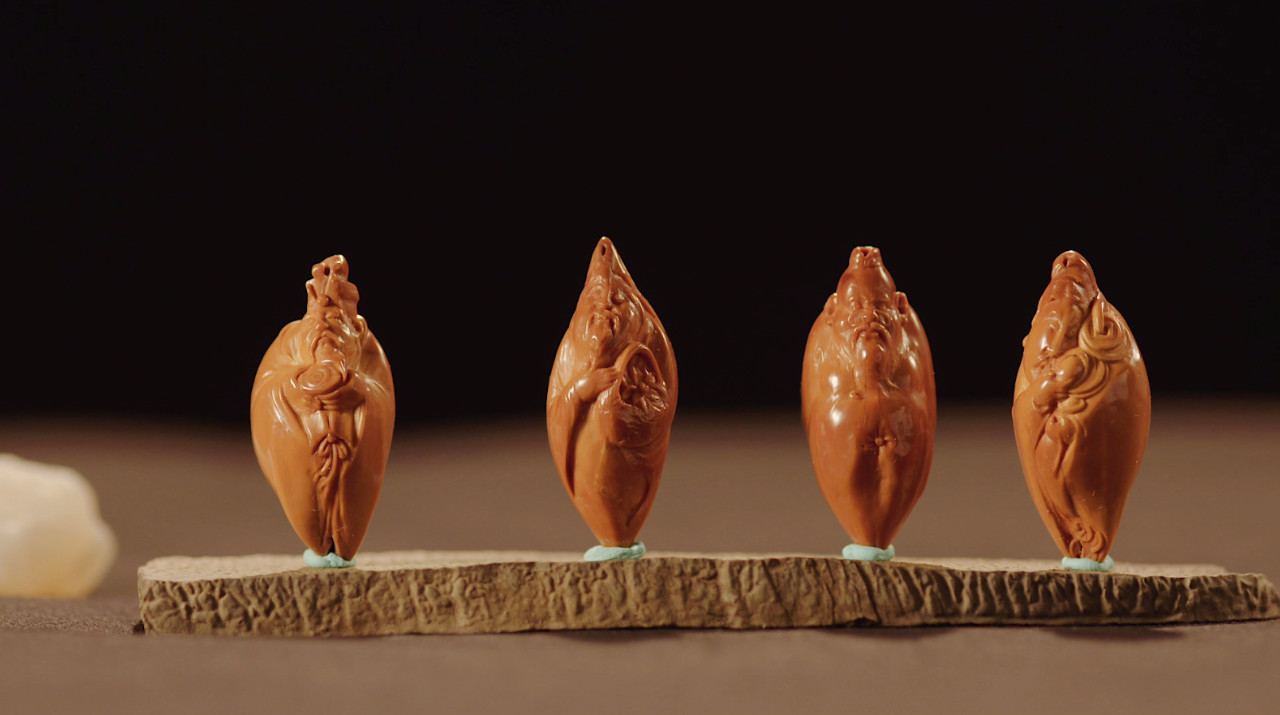 小小一个桃核，他把玩了十年，刻出了自己的“写意核雕”