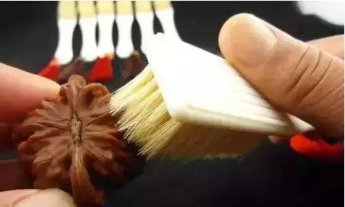 正确盘玩核桃的方法,盘核桃的正确方法和技巧