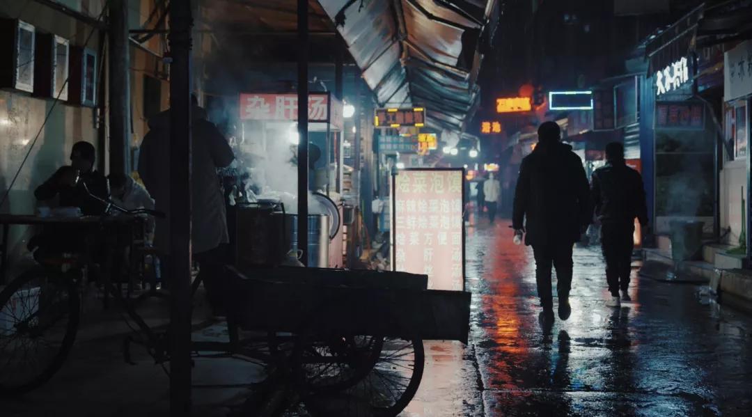 向对面出租屋射了一箭:80后妈妈王莹在城中村的实验艺术