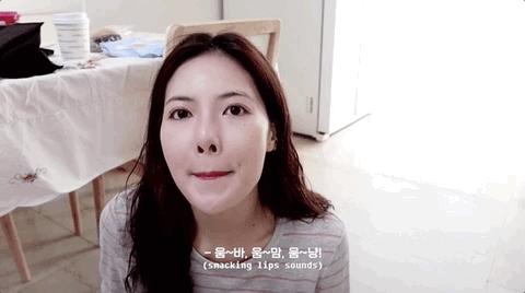 在折腾嘴唇这件事上,大家都一样