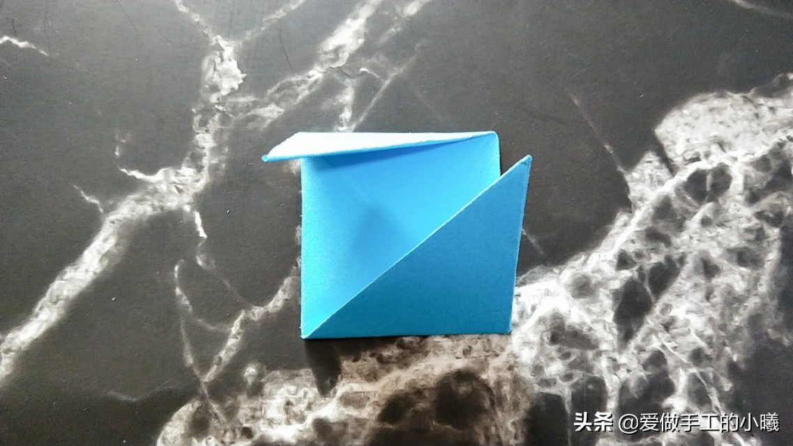 好玩的折纸旋转陀螺有一点点复杂,不用胶水就可以折的陀螺