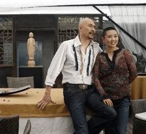 他被誉为“风月片”教父，拦截训练中的女兵，直言：我们结婚吧