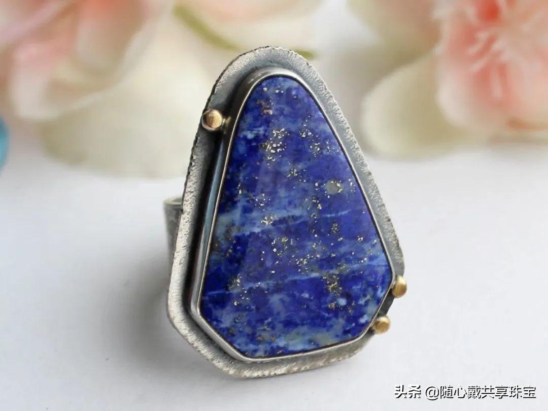 蓝色瑰宝青金石,青金石自然界的蓝色